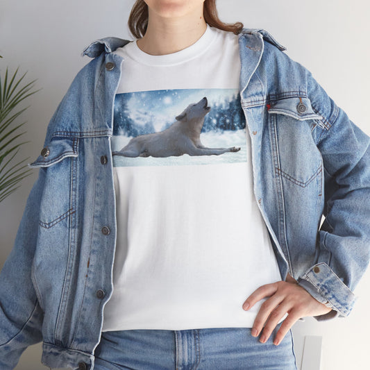 Howling Arctic Wolf in snow -T‑Shirt