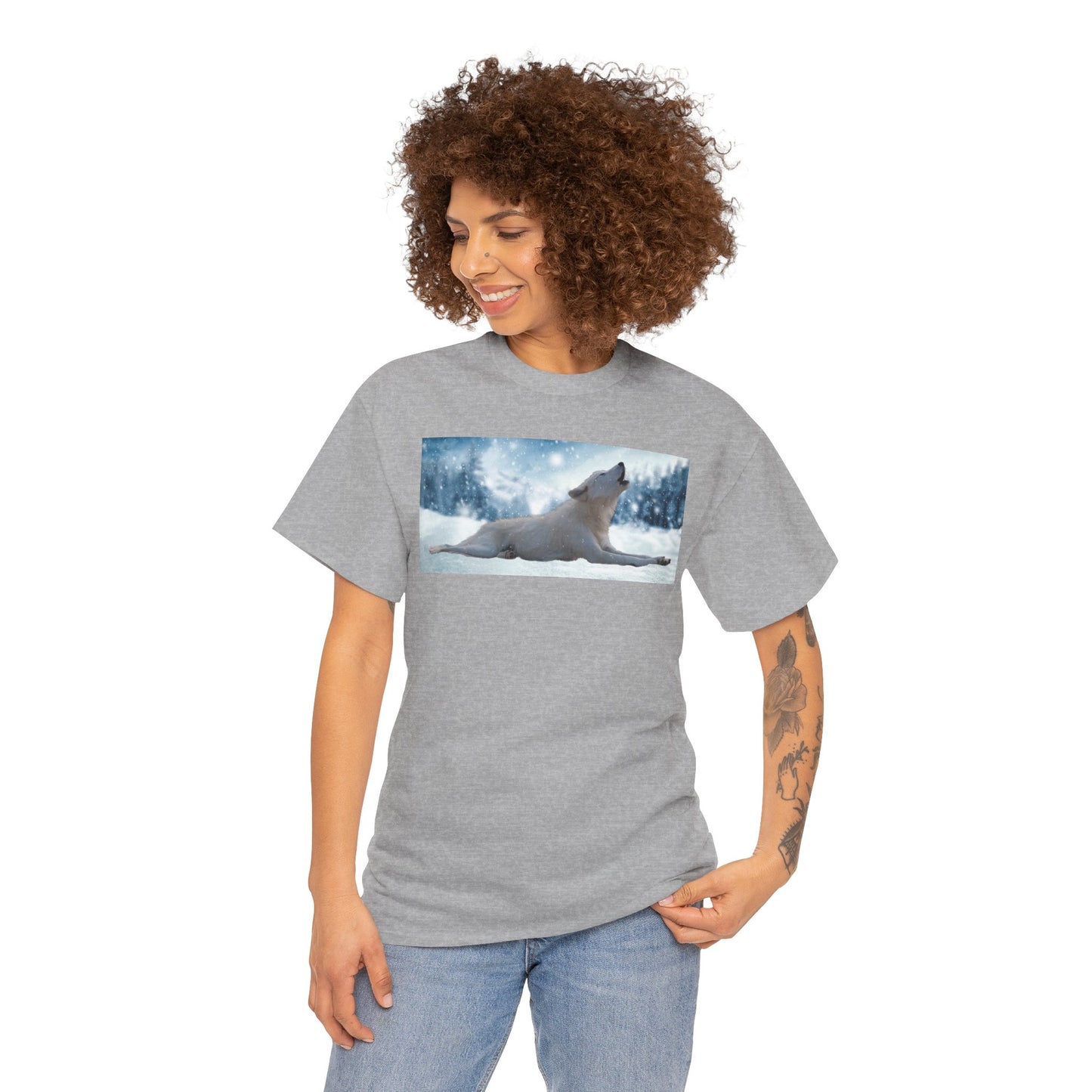 Howling Arctic Wolf in snow -T‑Shirt