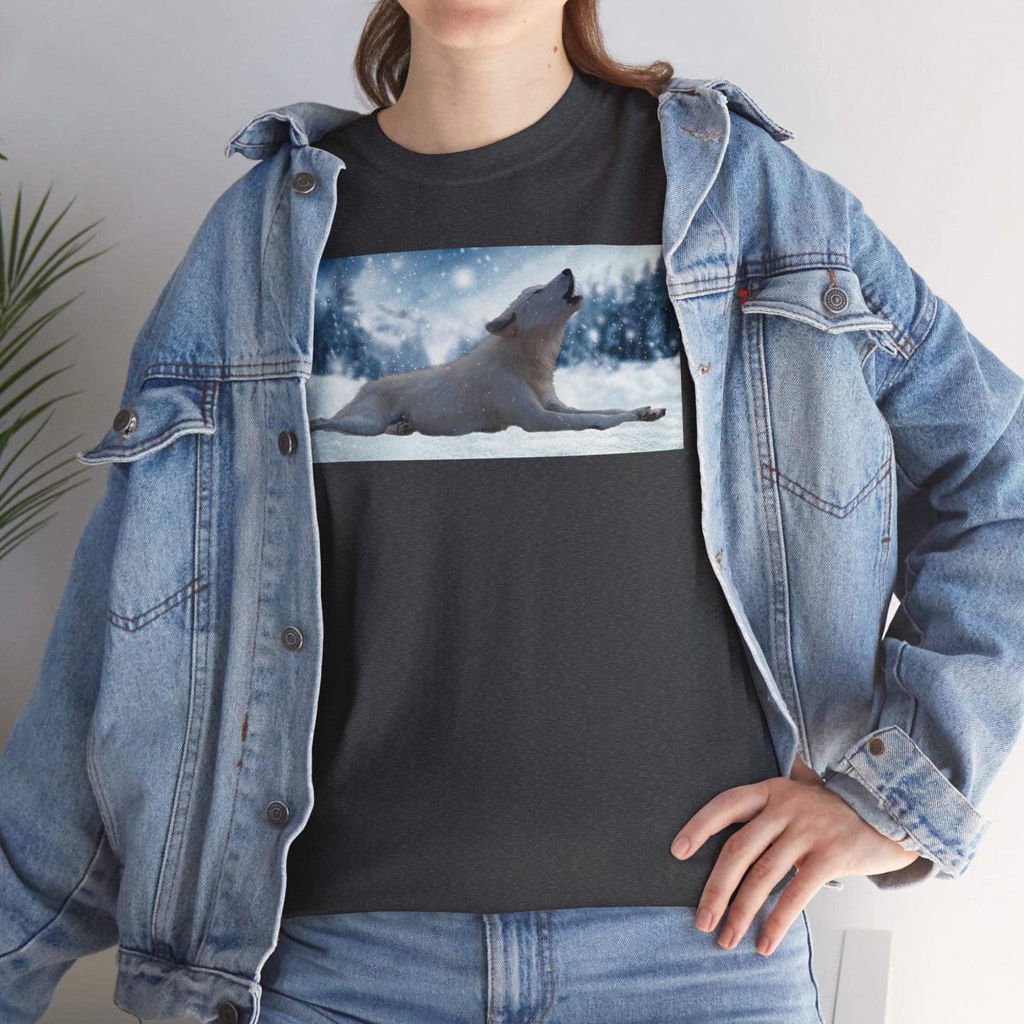 Howling Arctic Wolf in snow -T‑Shirt