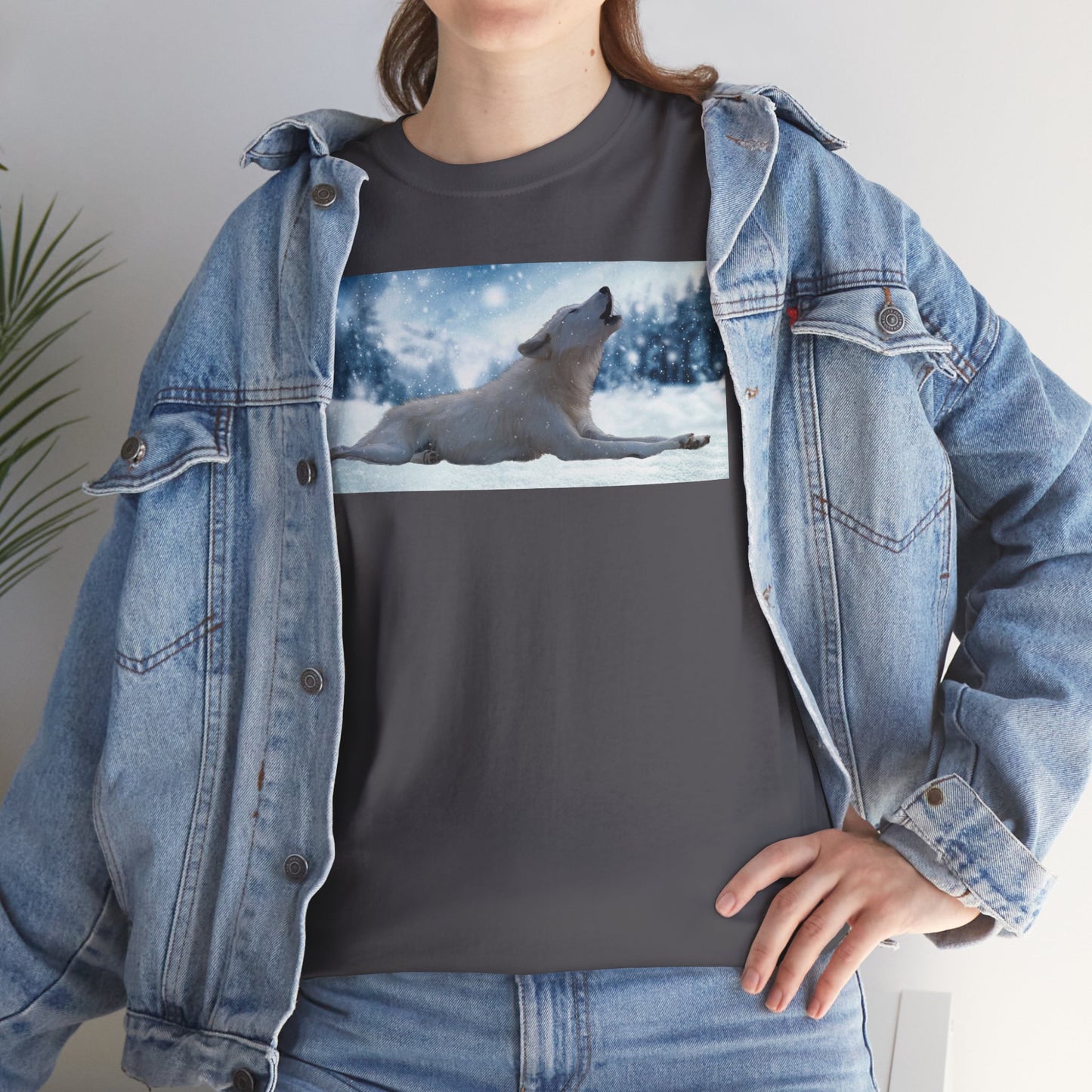 Howling Arctic Wolf in snow -T‑Shirt
