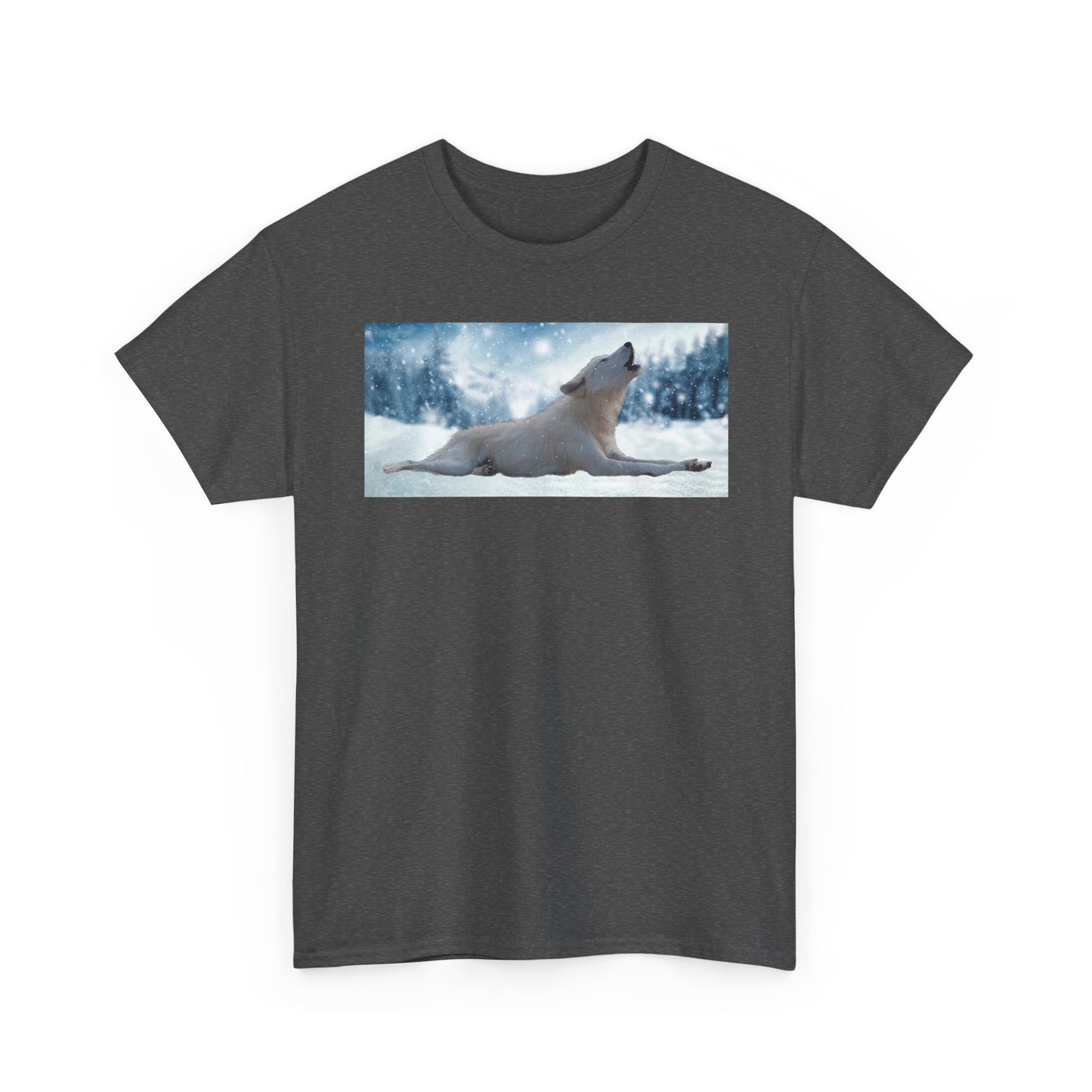 Howling Arctic Wolf in snow -T‑Shirt