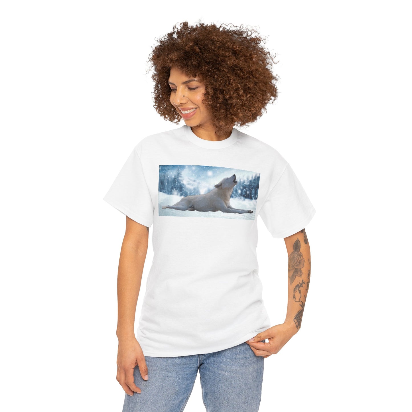 Howling Arctic Wolf in snow -T‑Shirt