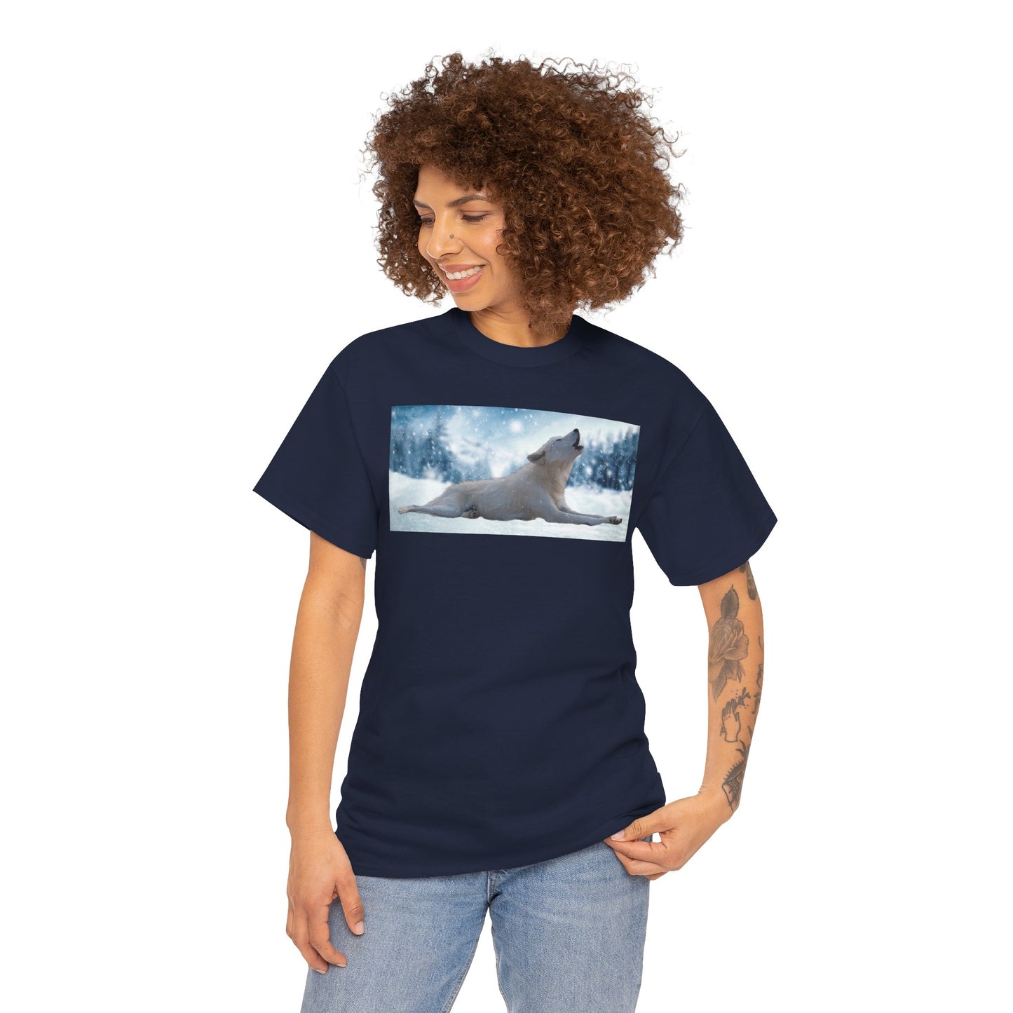 Howling Arctic Wolf in snow -T‑Shirt