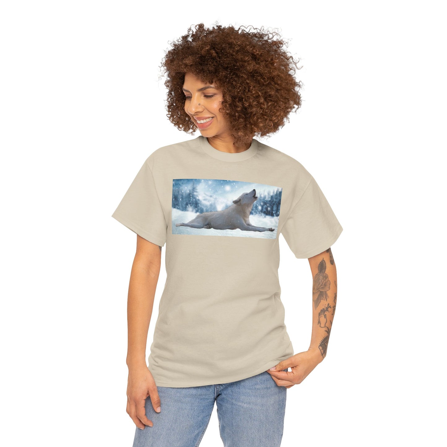 Howling Arctic Wolf in snow -T‑Shirt