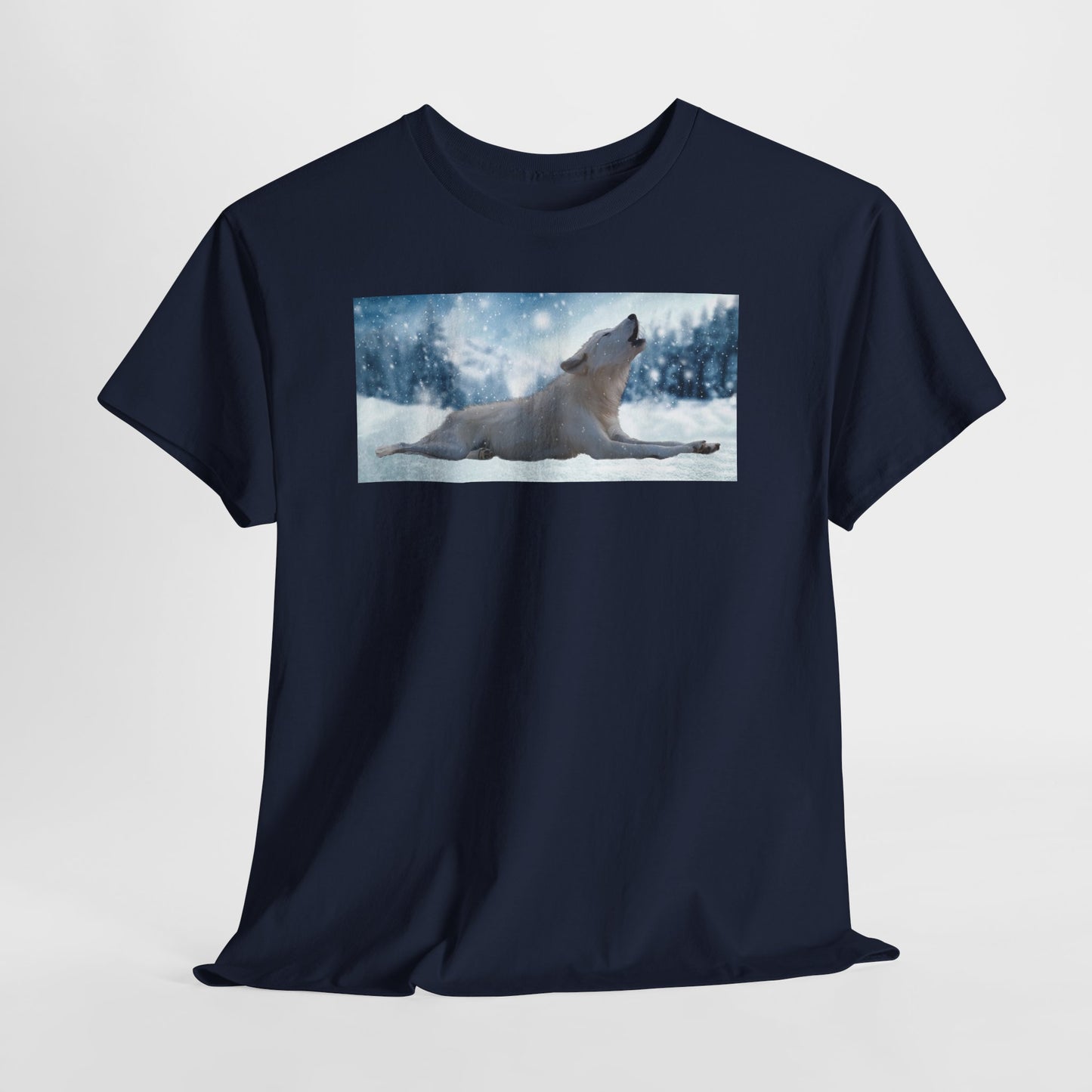 Howling Arctic Wolf in snow -T‑Shirt