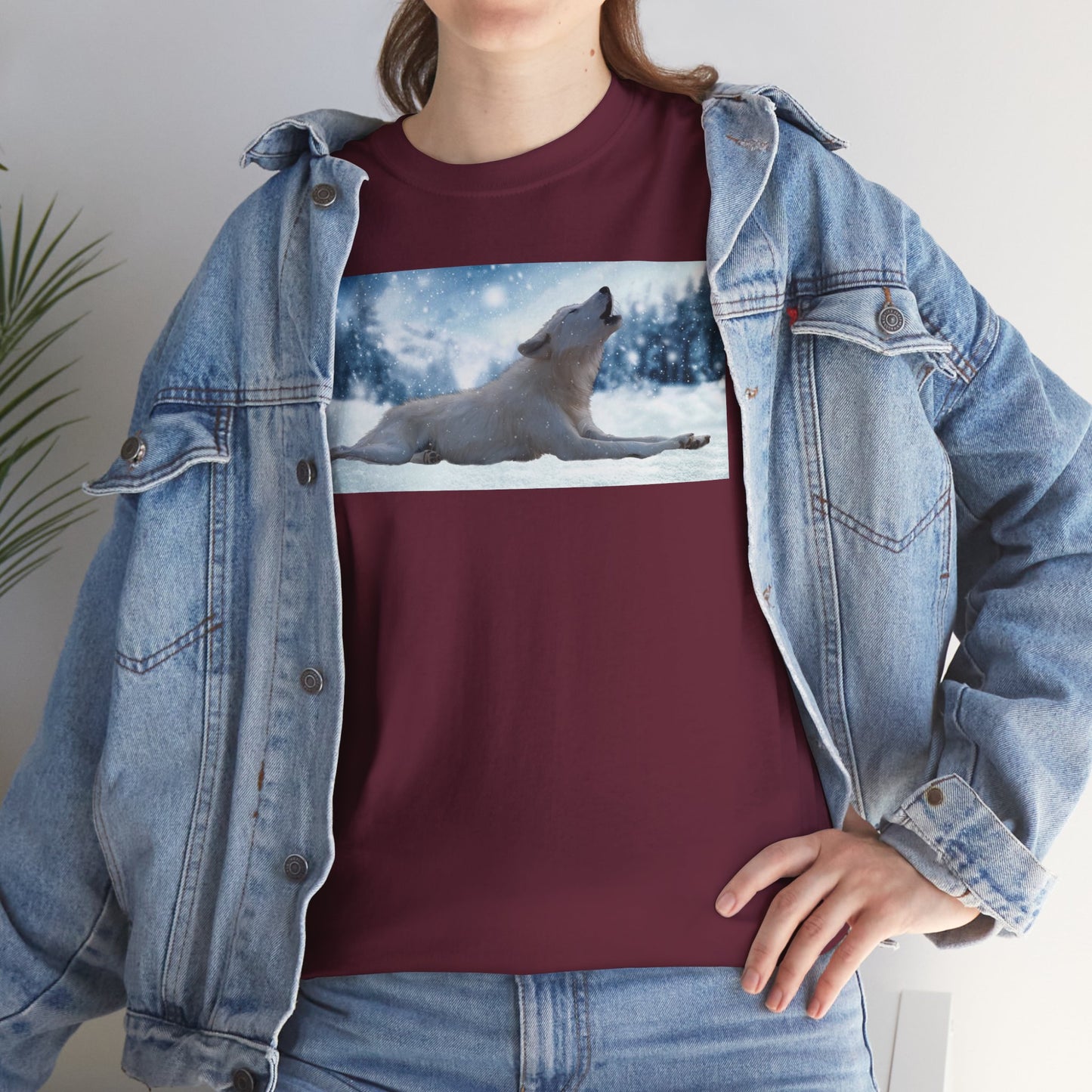 Howling Arctic Wolf in snow -T‑Shirt