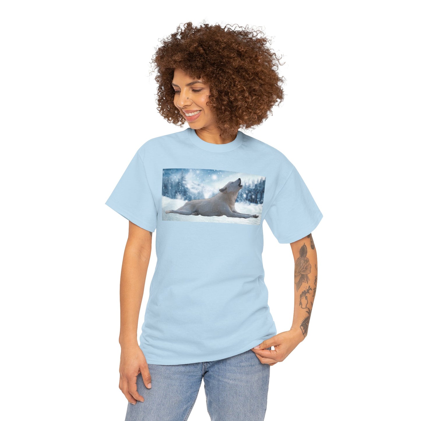 Howling Arctic Wolf in snow -T‑Shirt