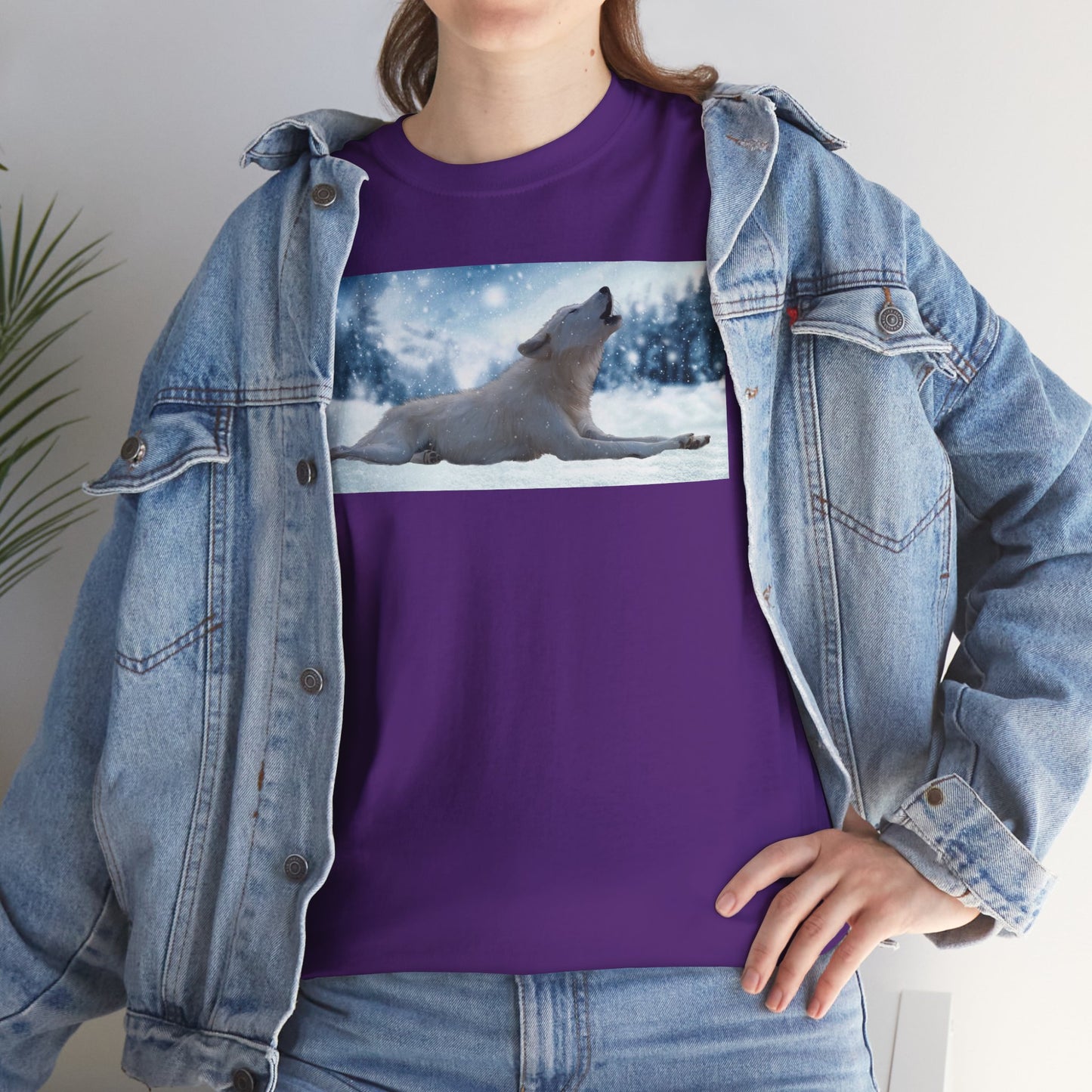 Howling Arctic Wolf in snow -T‑Shirt
