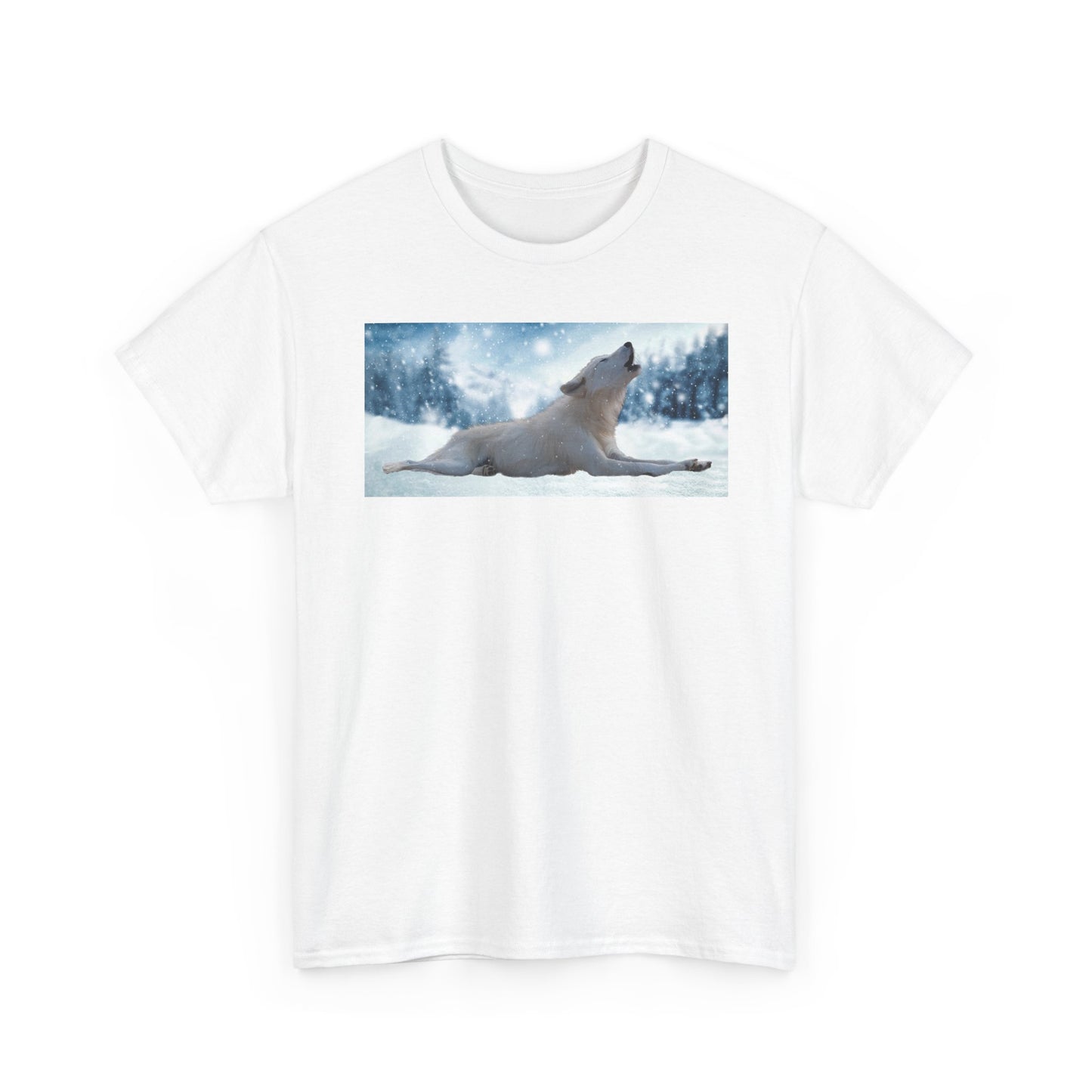 Howling Arctic Wolf in snow -T‑Shirt