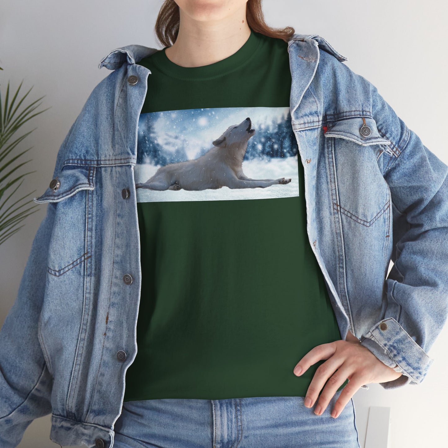 Howling Arctic Wolf in snow -T‑Shirt