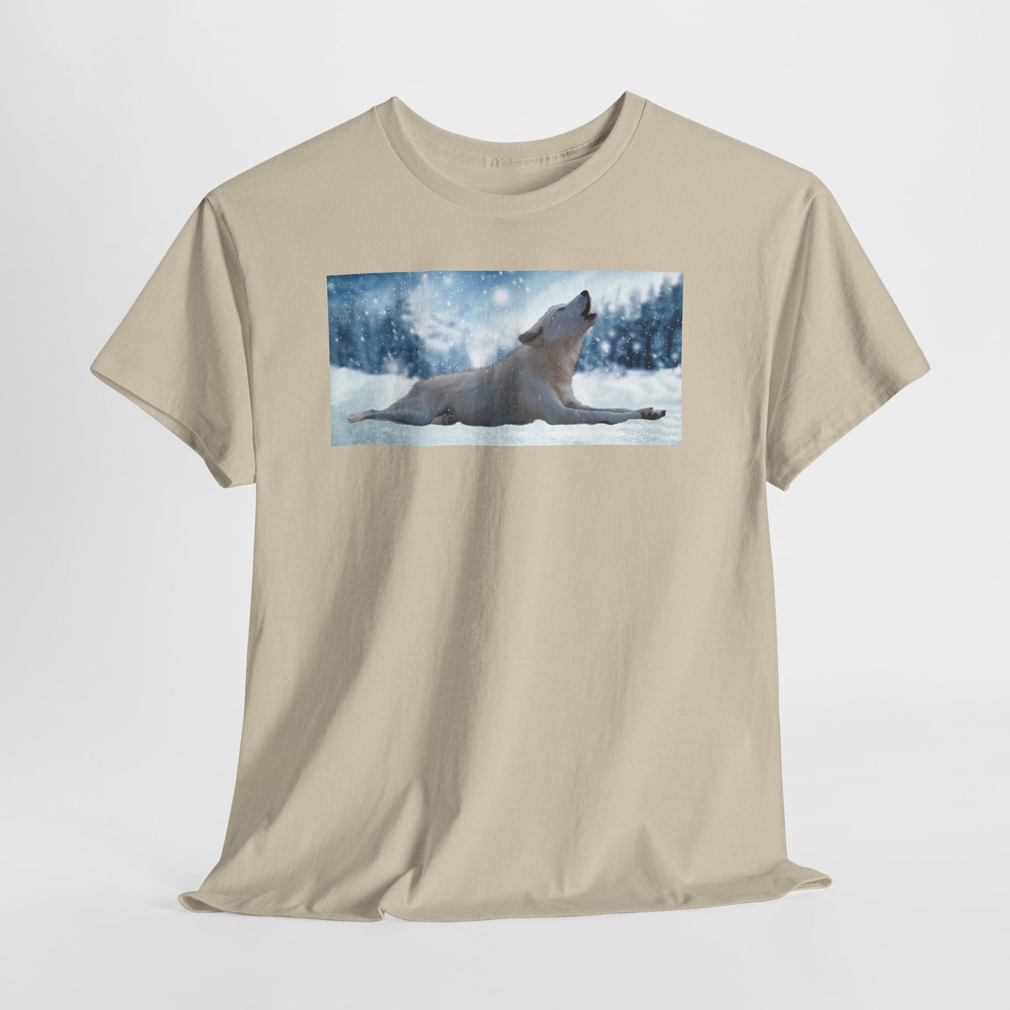 Howling Arctic Wolf in snow -T‑Shirt