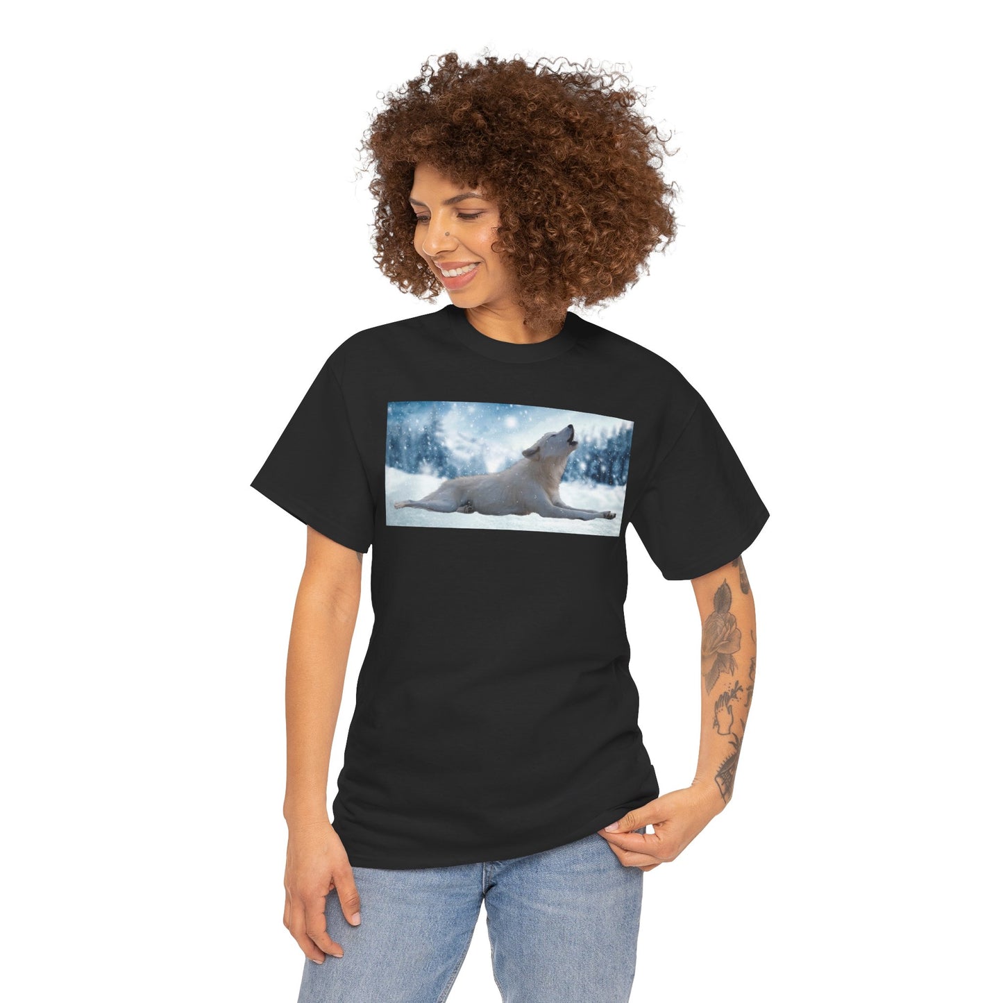 Howling Arctic Wolf in snow -T‑Shirt