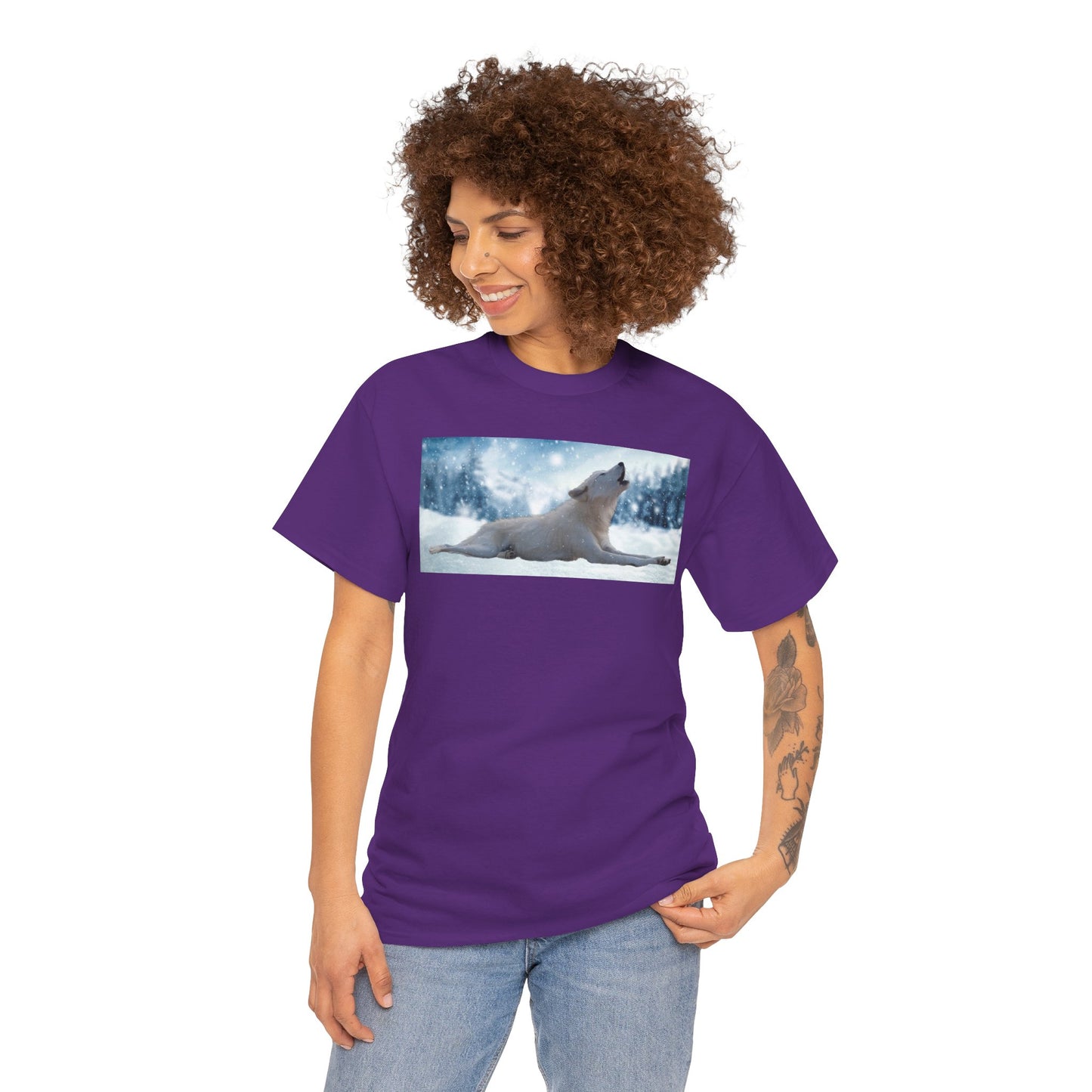 Howling Arctic Wolf in snow -T‑Shirt