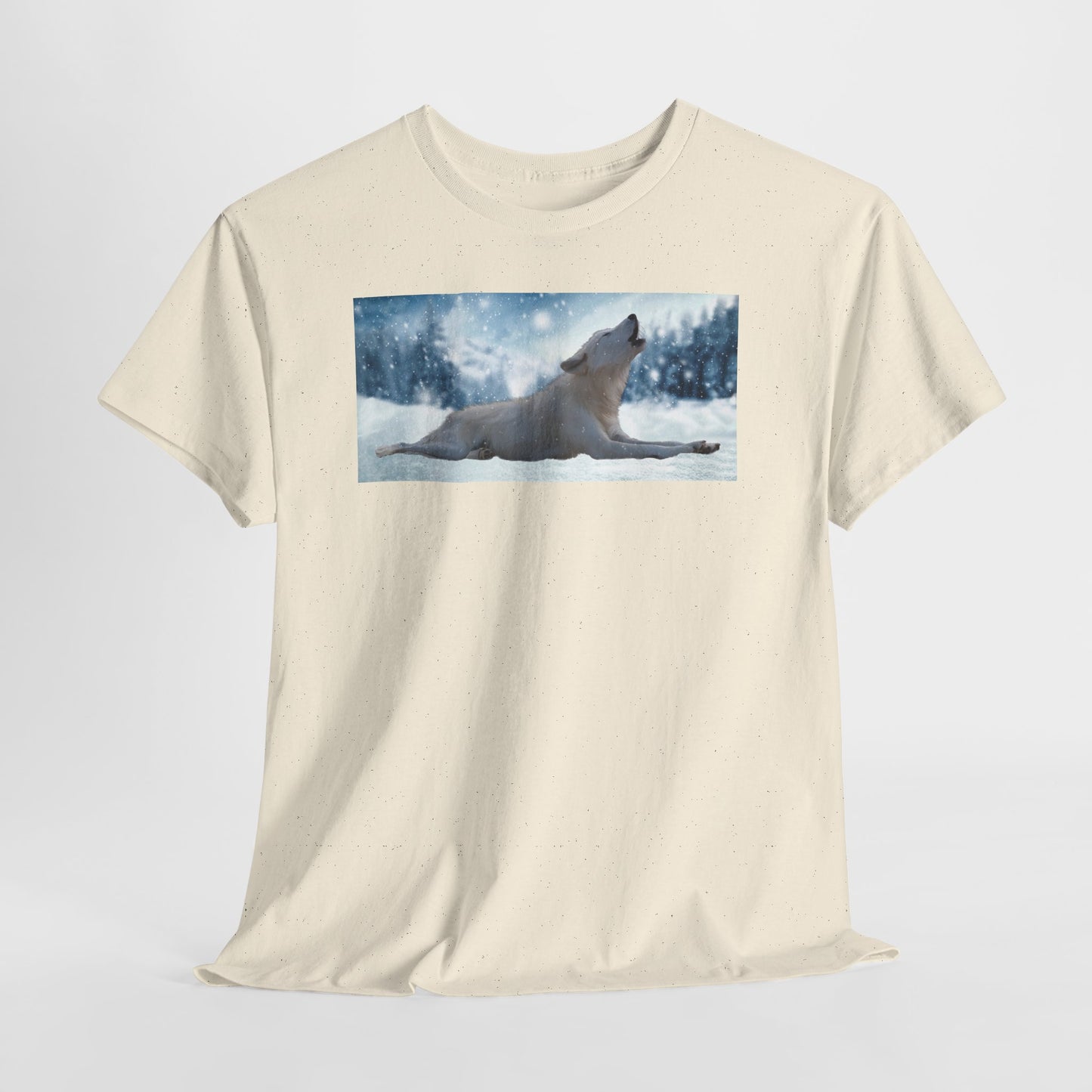 Howling Arctic Wolf in snow -T‑Shirt
