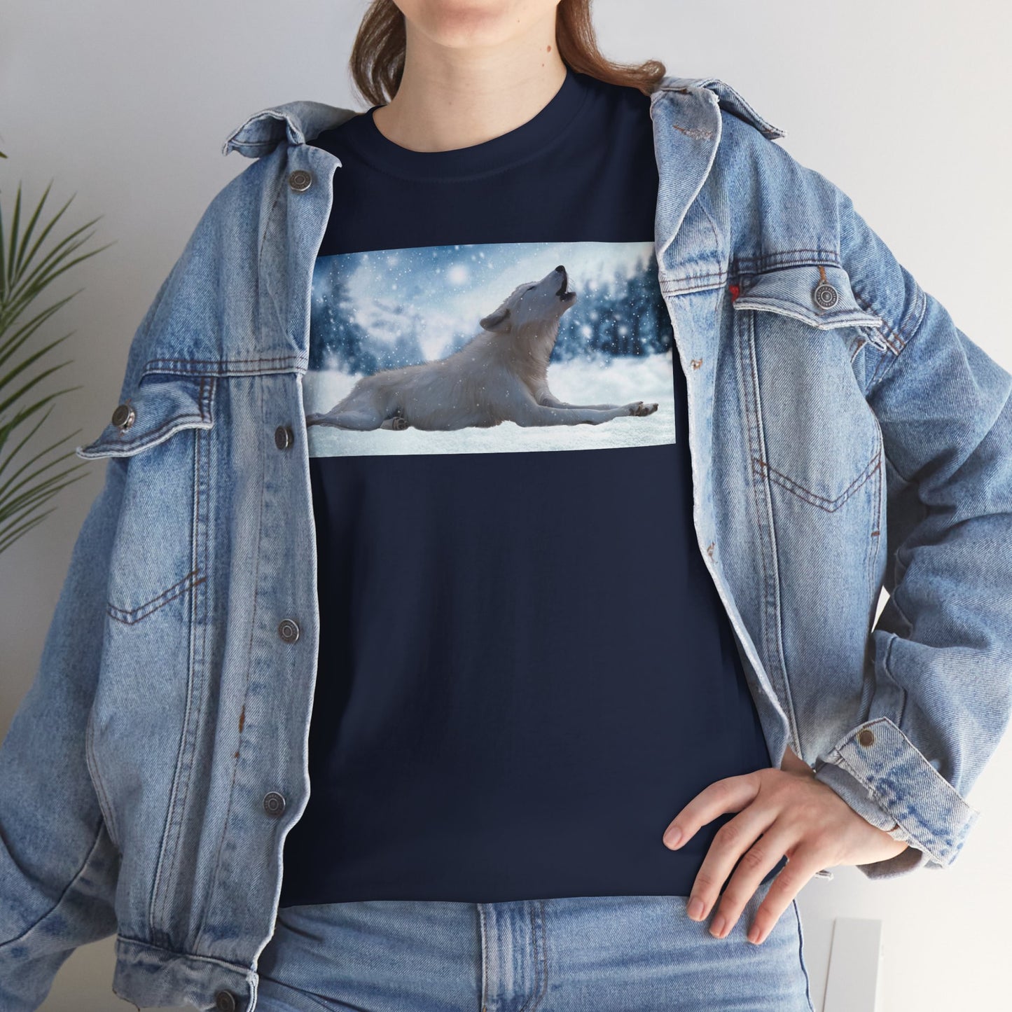 Howling Arctic Wolf in snow -T‑Shirt