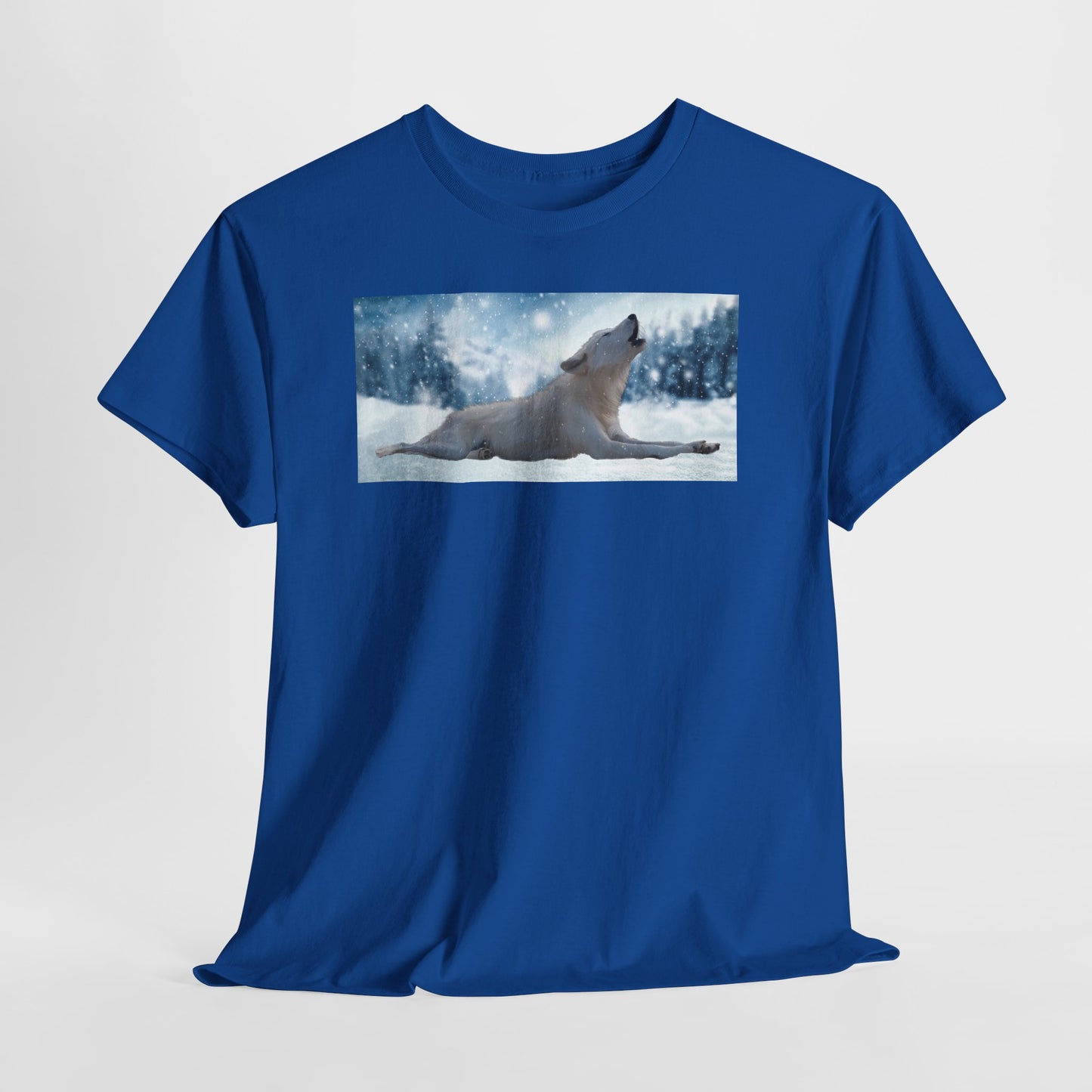 Howling Arctic Wolf in snow -T‑Shirt