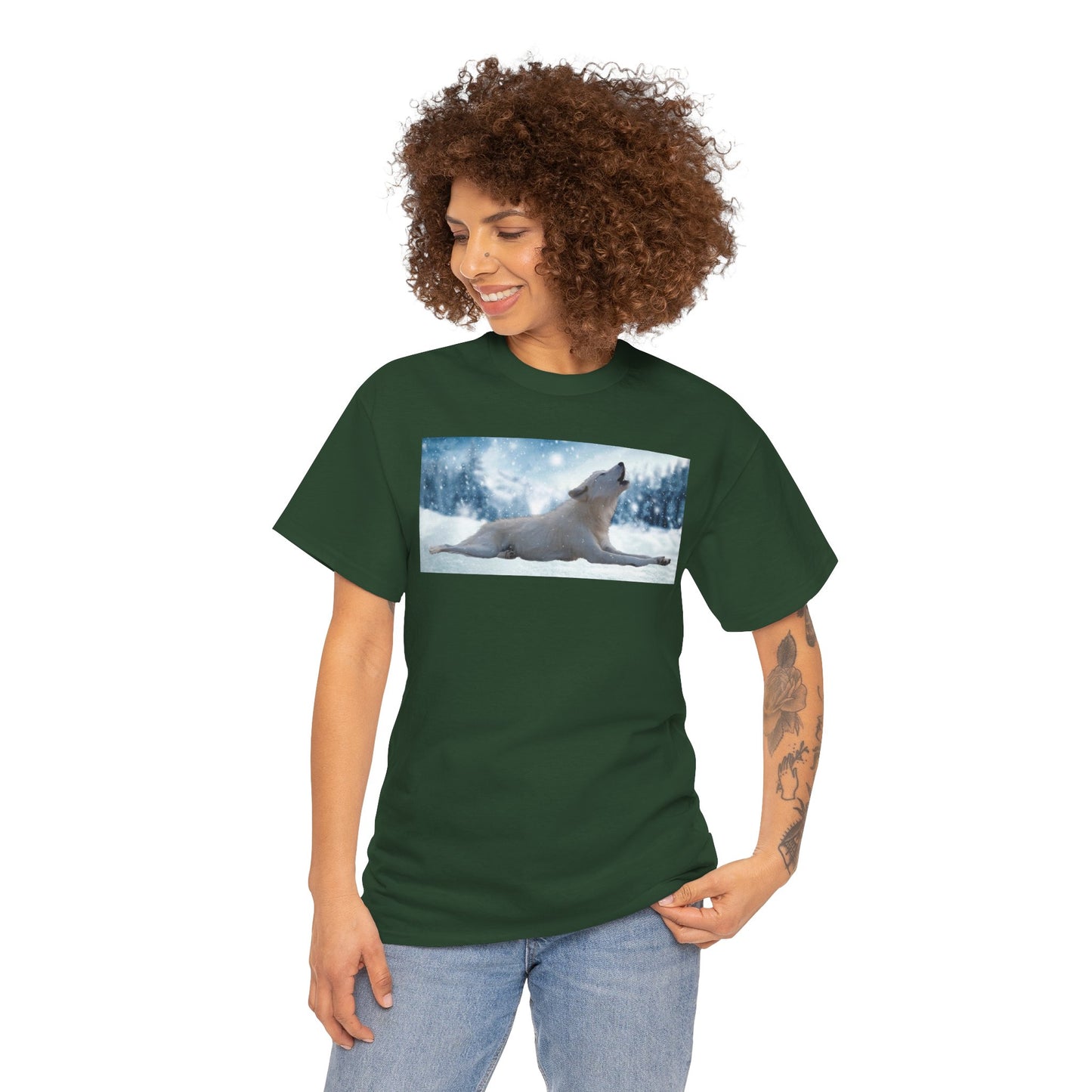 Howling Arctic Wolf in snow -T‑Shirt