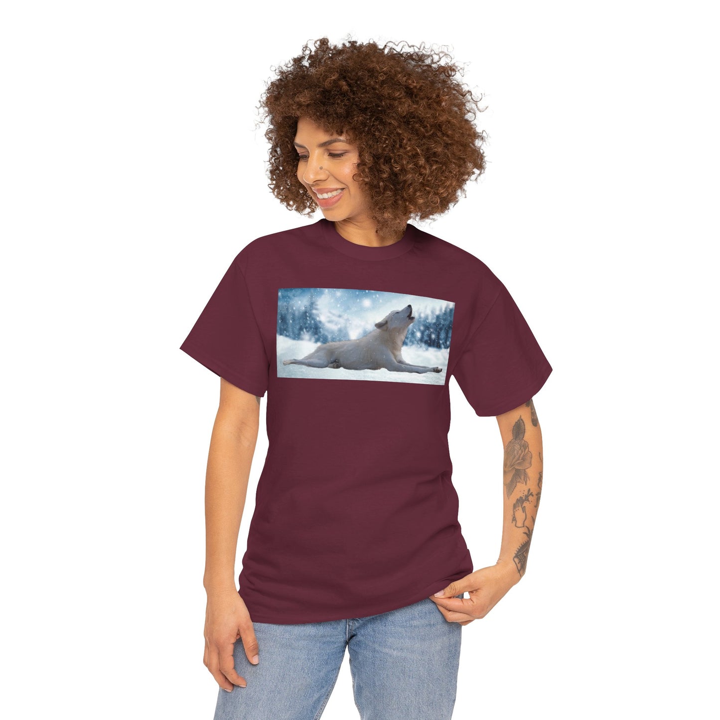 Howling Arctic Wolf in snow -T‑Shirt