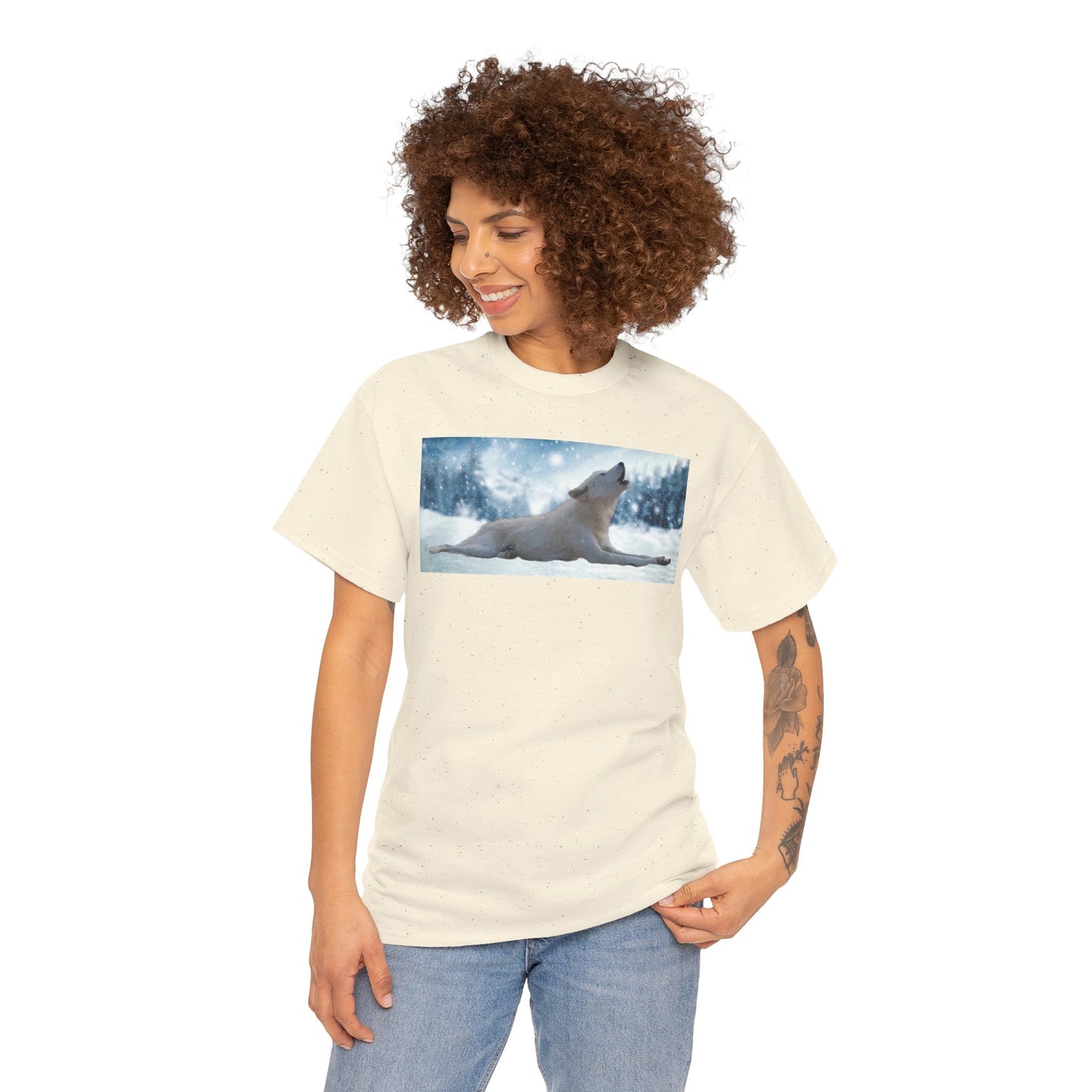 Howling Arctic Wolf in snow -T‑Shirt