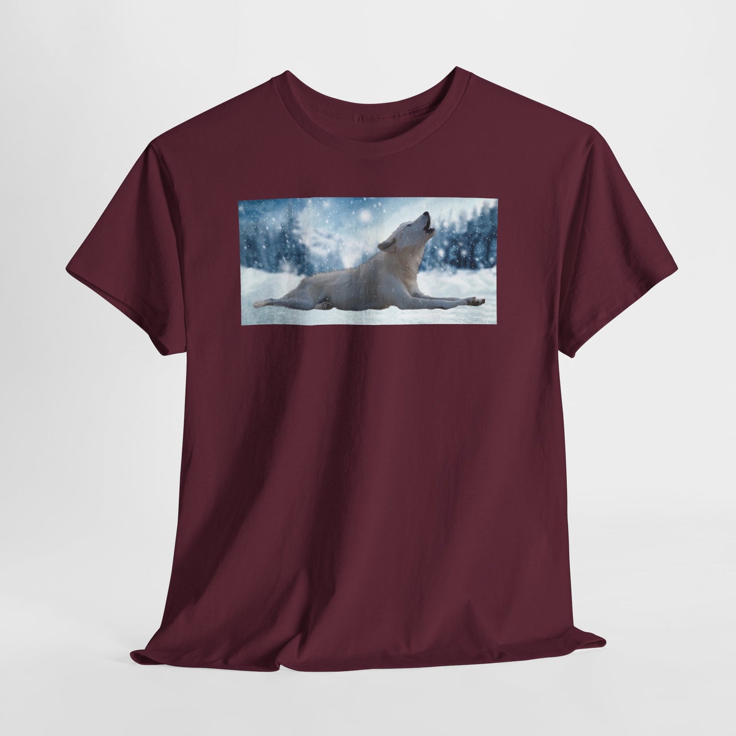 Howling Arctic Wolf in snow -T‑Shirt
