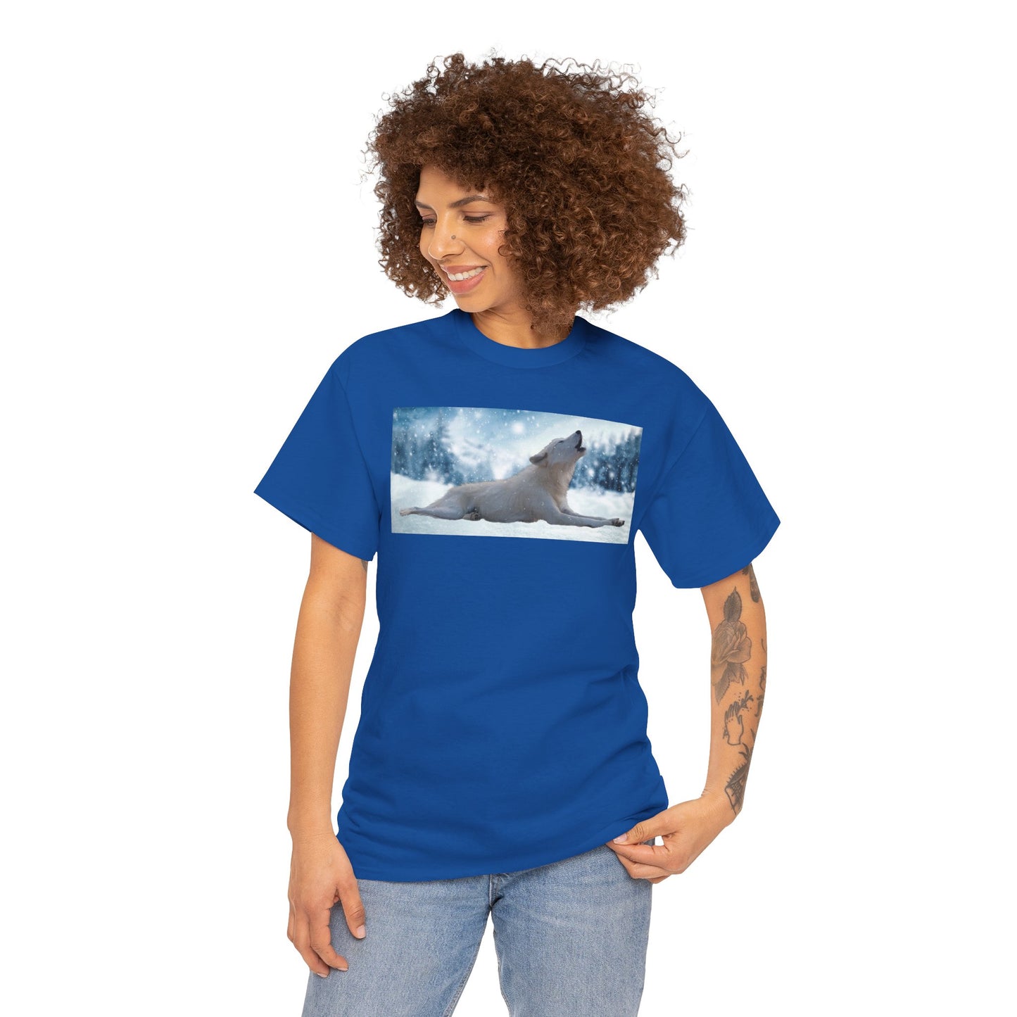 Howling Arctic Wolf in snow -T‑Shirt