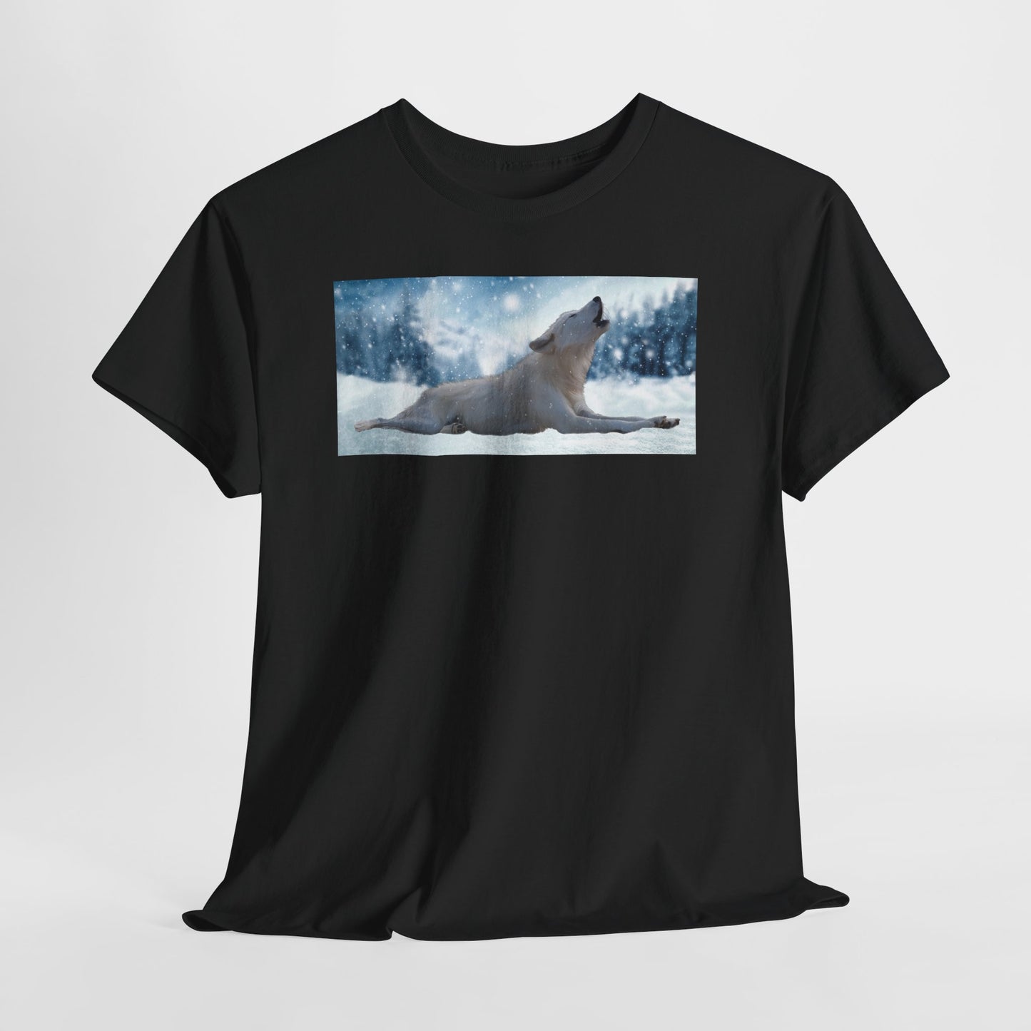 Howling Arctic Wolf in snow -T‑Shirt