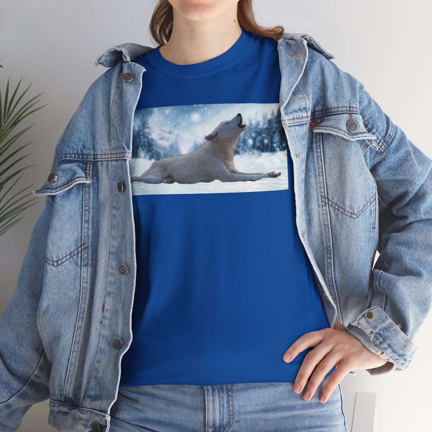 Howling Arctic Wolf in snow -T‑Shirt