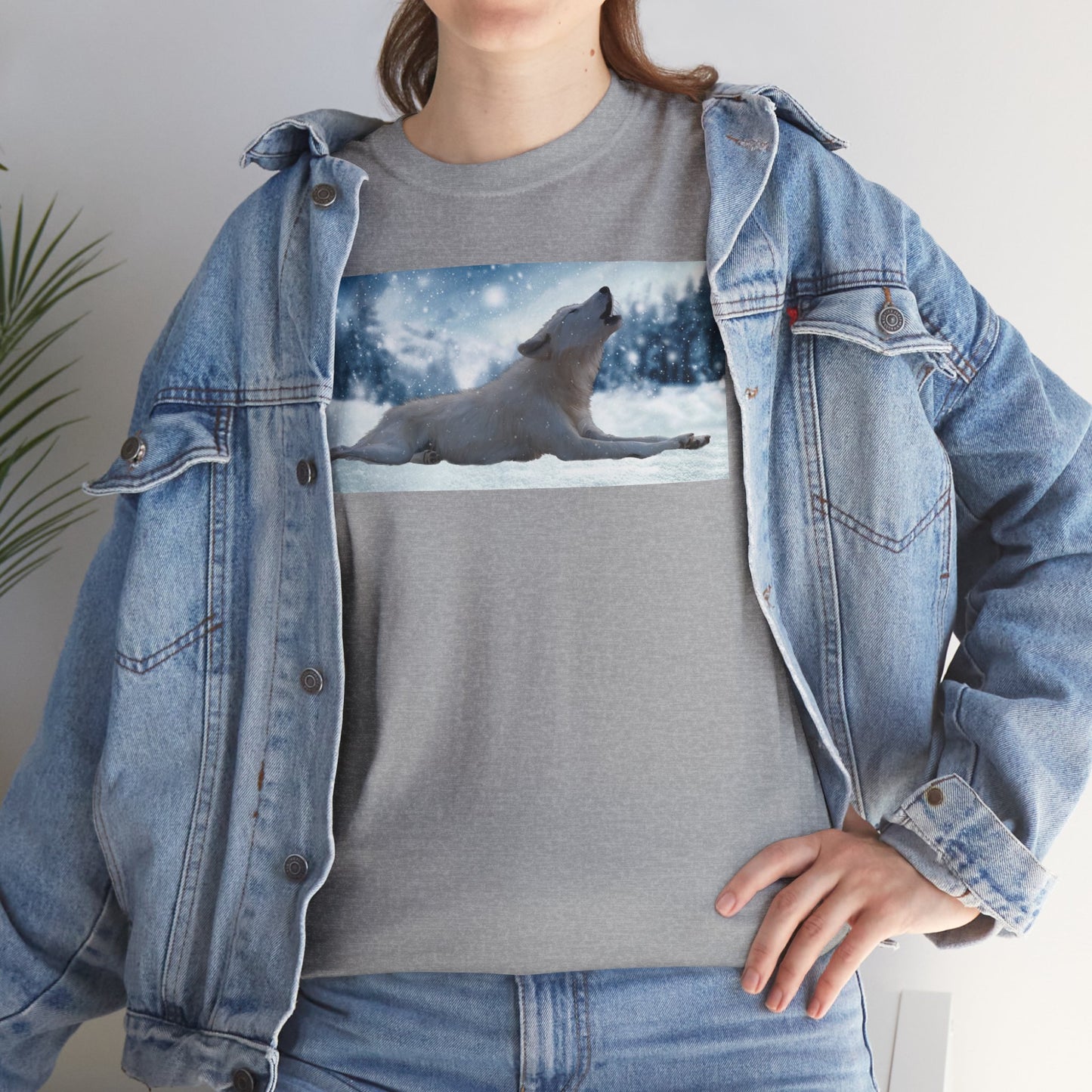 Howling Arctic Wolf in snow -T‑Shirt