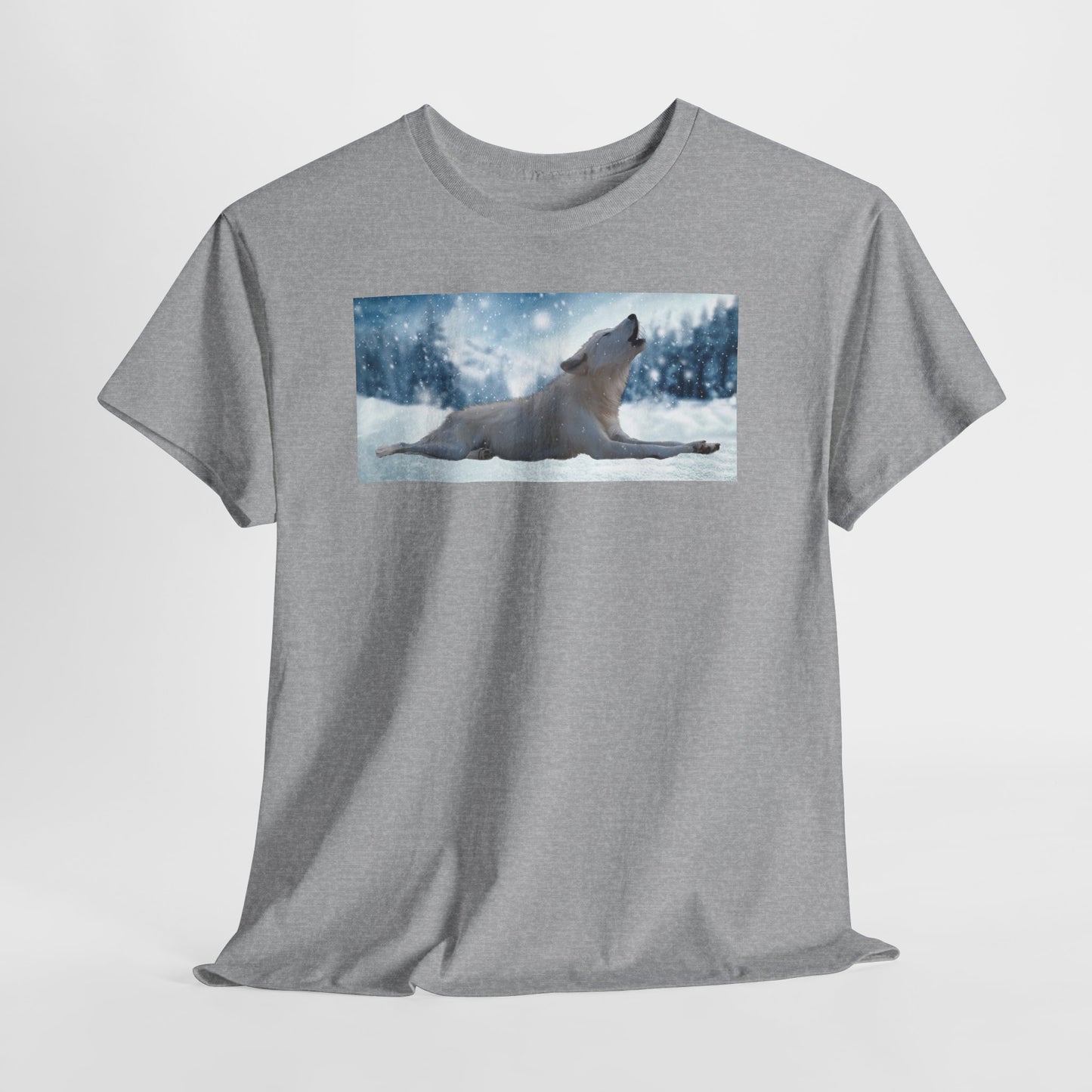 Howling Arctic Wolf in snow -T‑Shirt