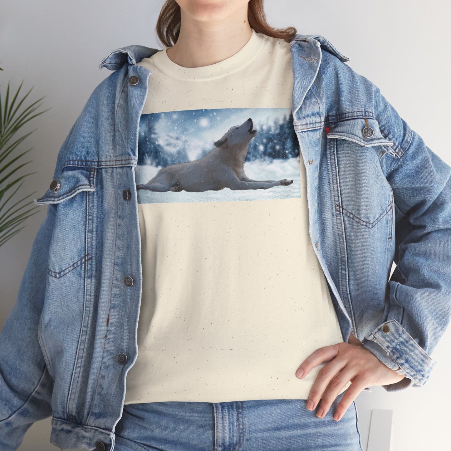 Howling Arctic Wolf in snow -T‑Shirt