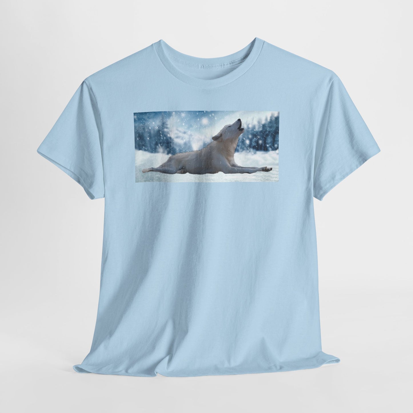 Howling Arctic Wolf in snow -T‑Shirt