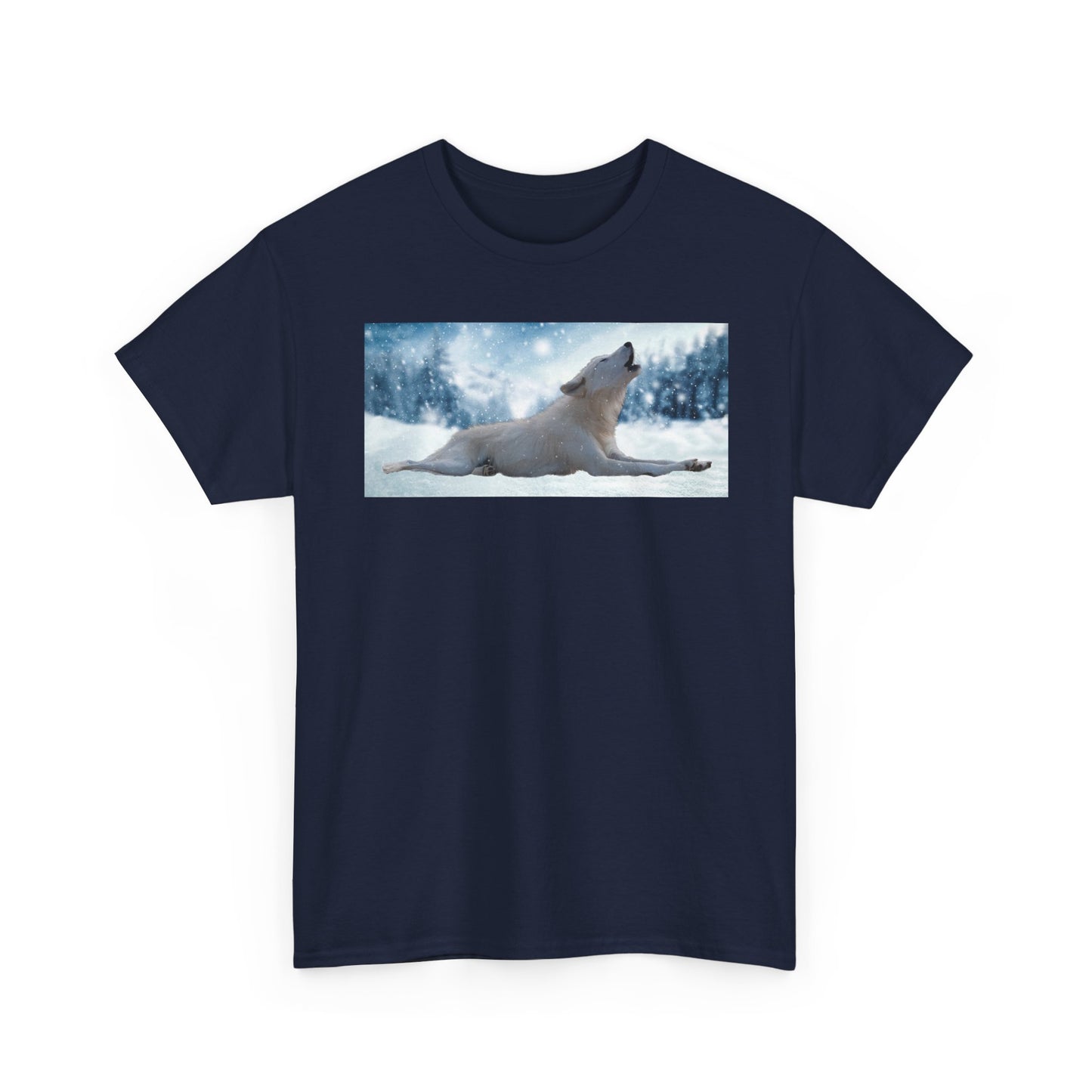 Howling Arctic Wolf in snow -T‑Shirt