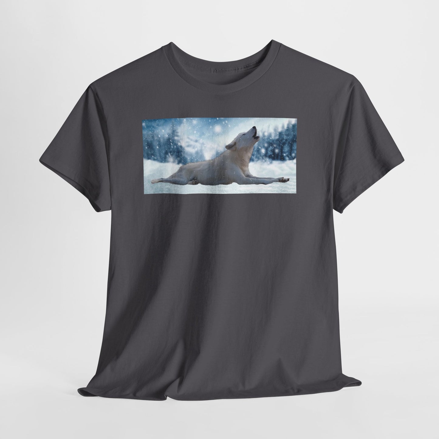 Howling Arctic Wolf in snow -T‑Shirt
