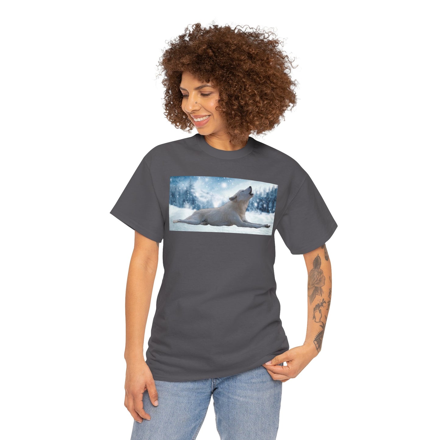 Howling Arctic Wolf in snow -T‑Shirt