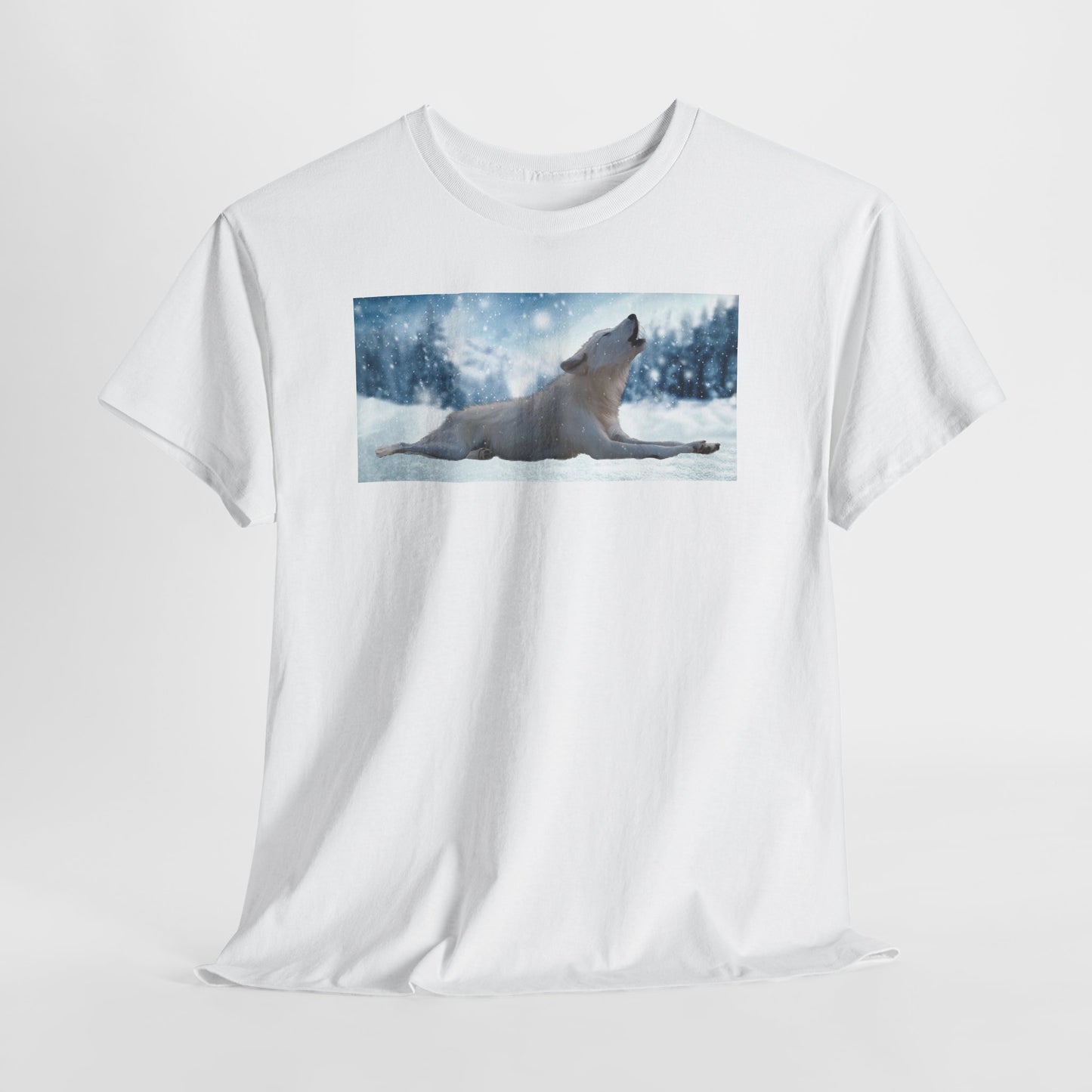 Howling Arctic Wolf in snow -T‑Shirt