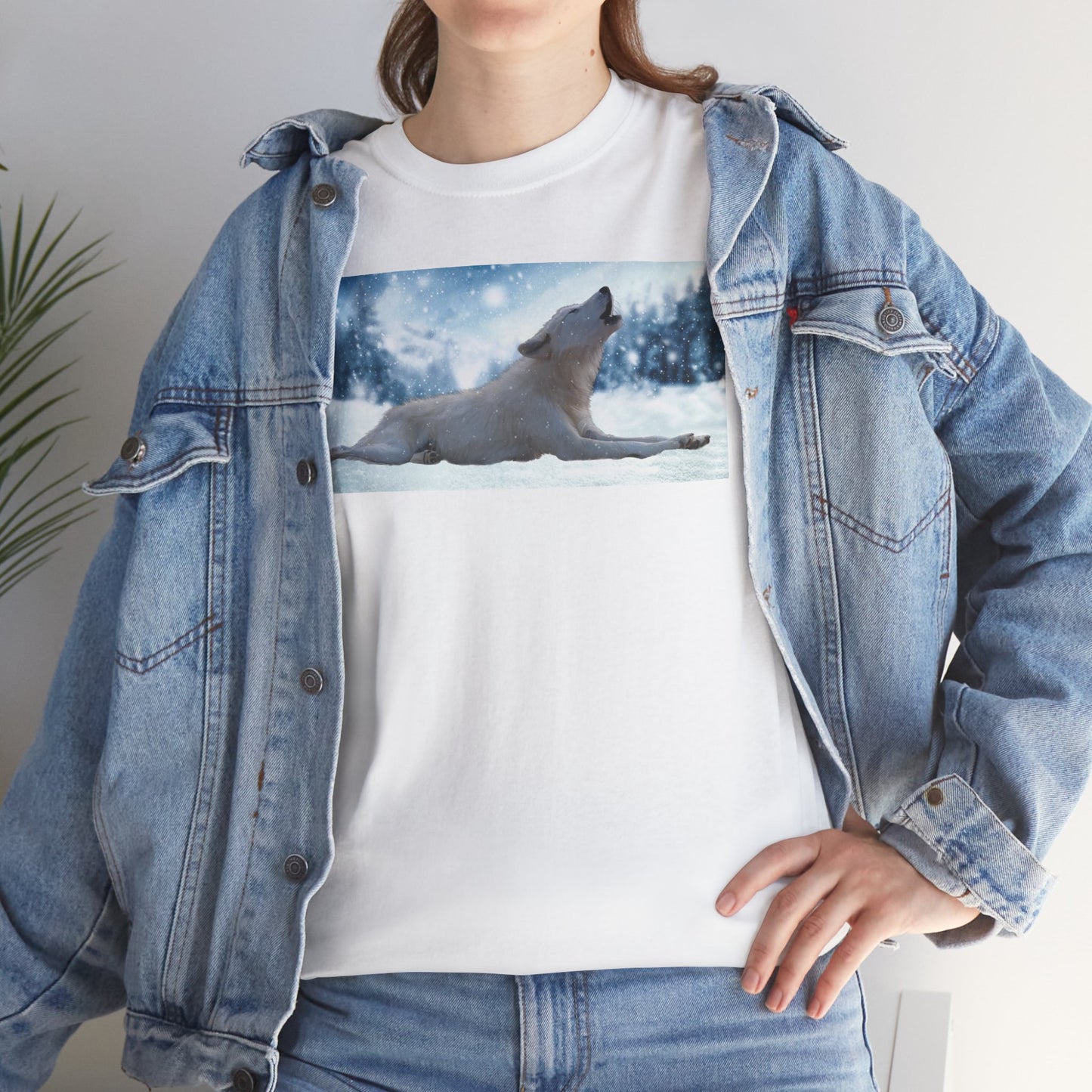Howling Arctic Wolf in snow -T‑Shirt