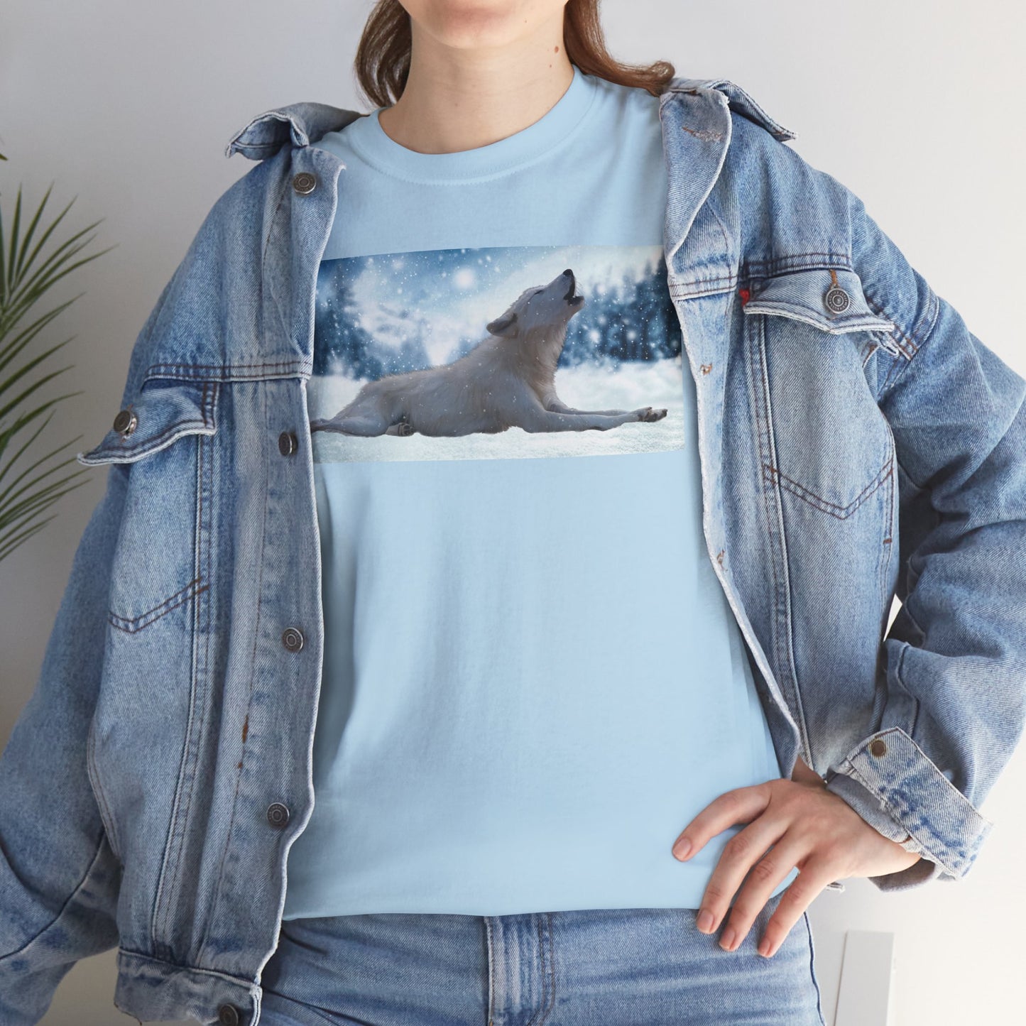 Howling Arctic Wolf in snow -T‑Shirt