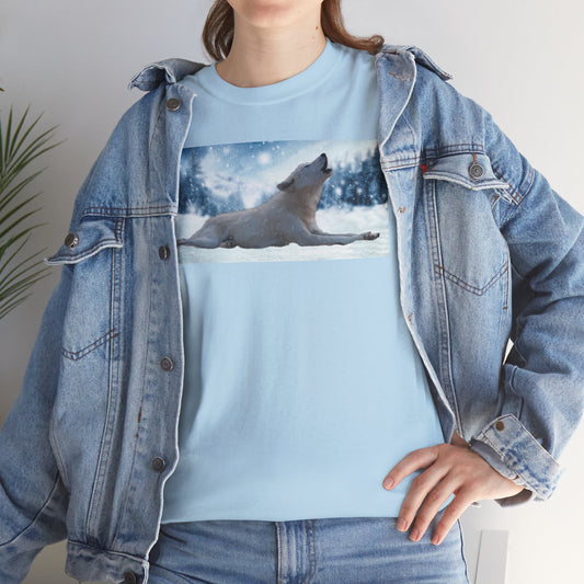 Howling Arctic Wolf in snow -T‑Shirt