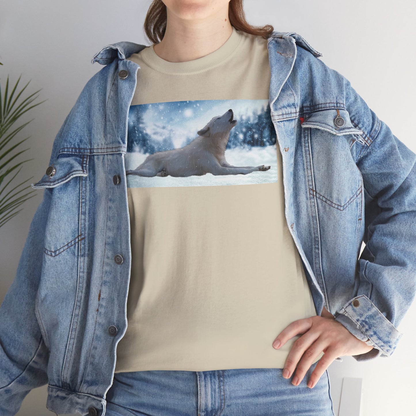 Howling Arctic Wolf in snow -T‑Shirt
