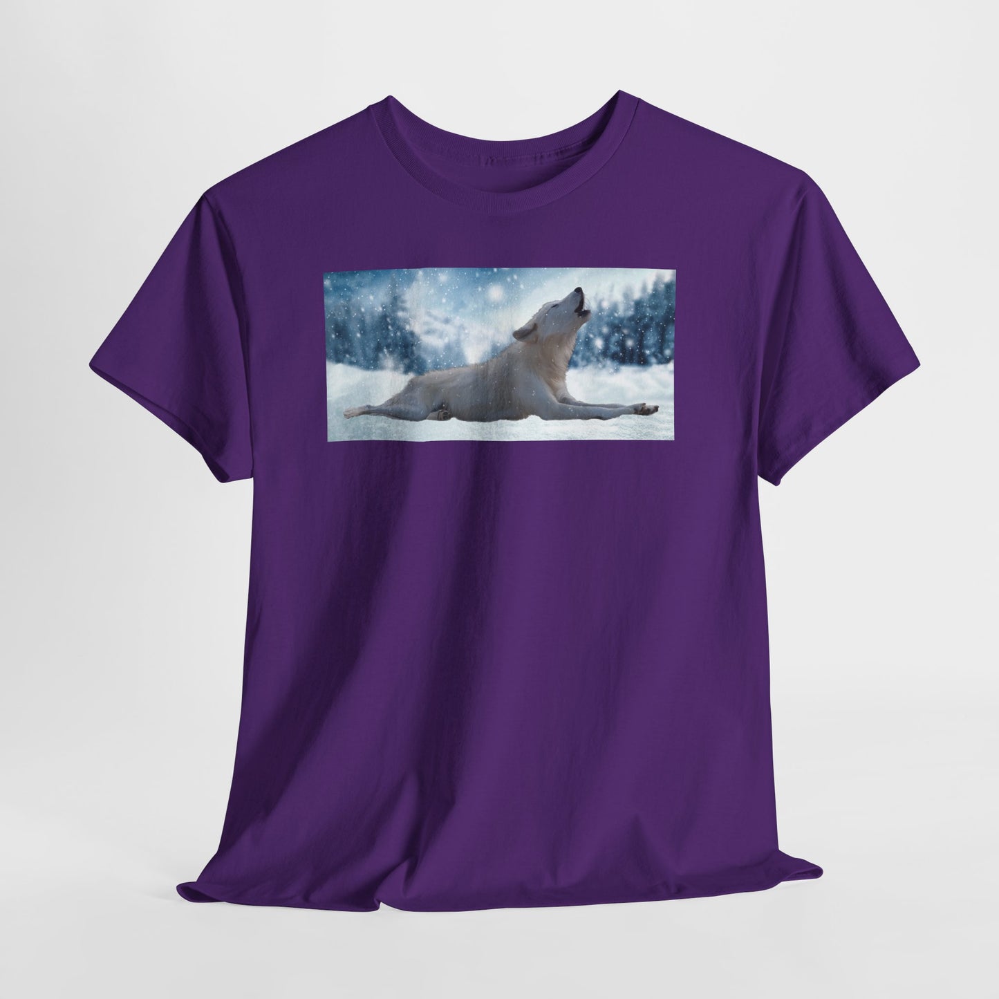 Howling Arctic Wolf in snow -T‑Shirt