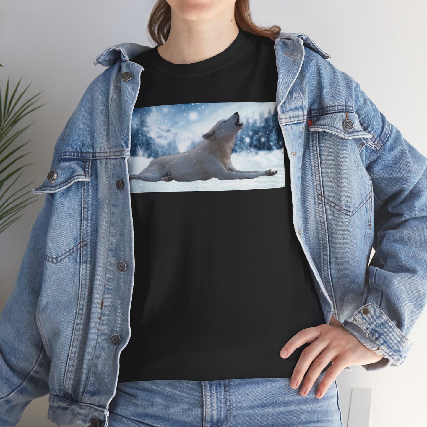 Howling Arctic Wolf in snow -T‑Shirt